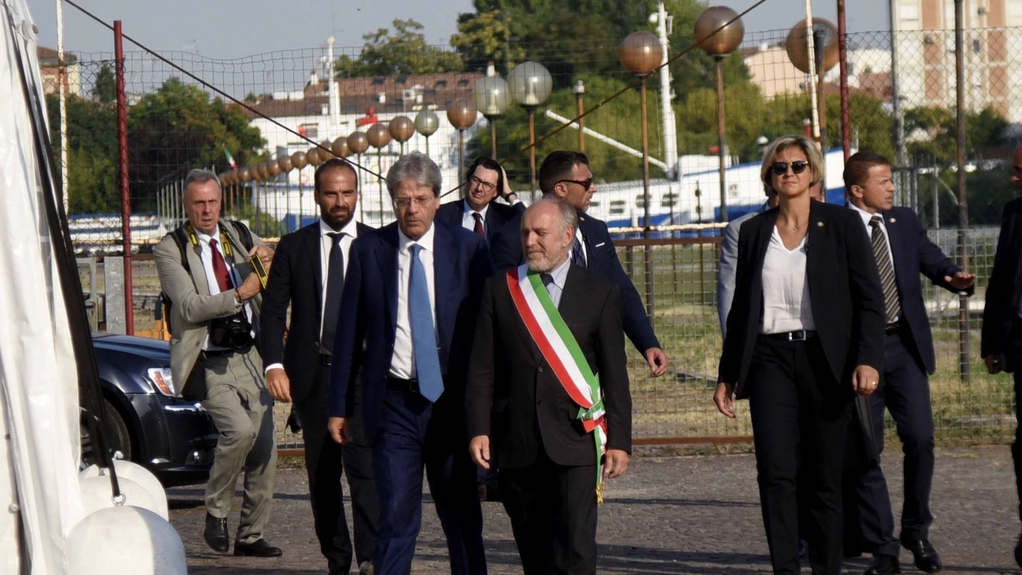 Il premier Paolo Gentiloni accolto alla Darsena dal sindaco Tiziano Tagliani 