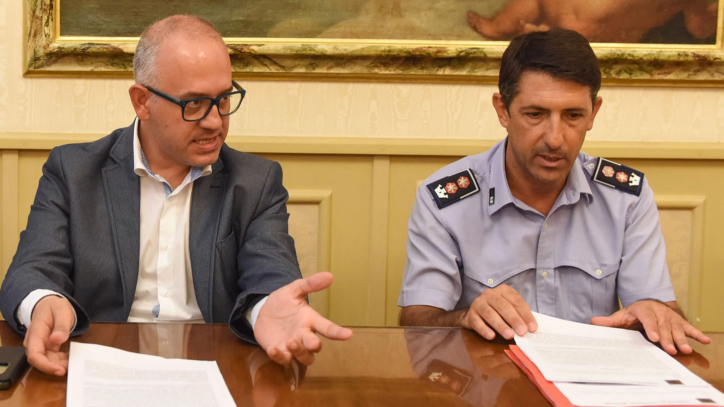 LO STRAPPO Il sindaco Fabrizio Ciarapica col comandante della polizia municipale, Sirio Vignoni