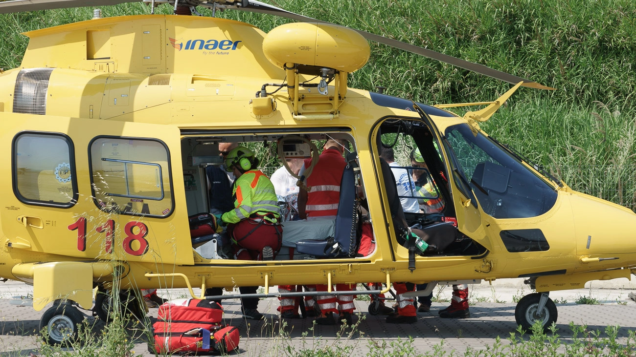 Il 40enne investito è stato trasportato a Torrette (Foto Zeppilli)