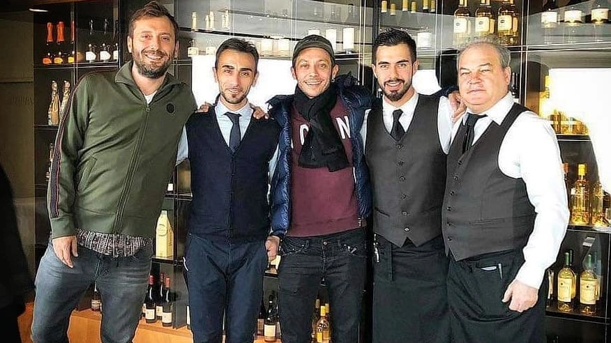 Cremonini e Valentino Rossi al ristorante Gente di mare