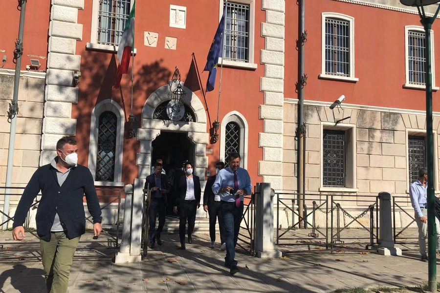 Salvini esce dal carcere dopo il colloquio