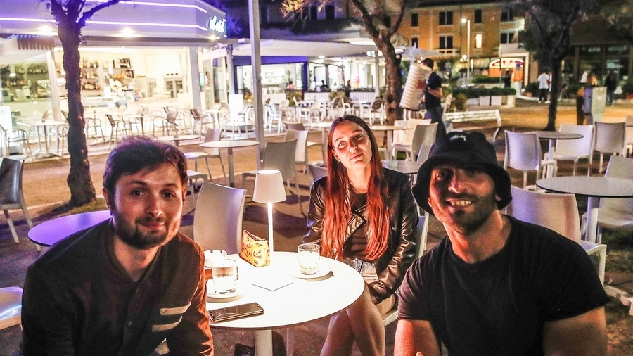 Daniele Olivieri, Marianna Feduzzi e Vito Petruzzelli al bar ‘El Cid’