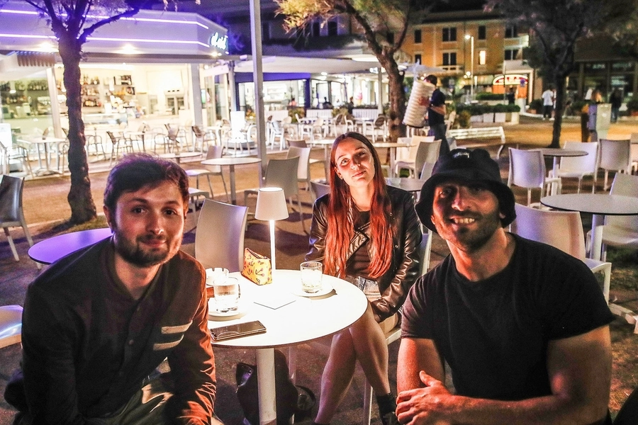 Daniele Olivieri, Marianna Feduzzi e Vito Petruzzelli al bar ‘El Cid’