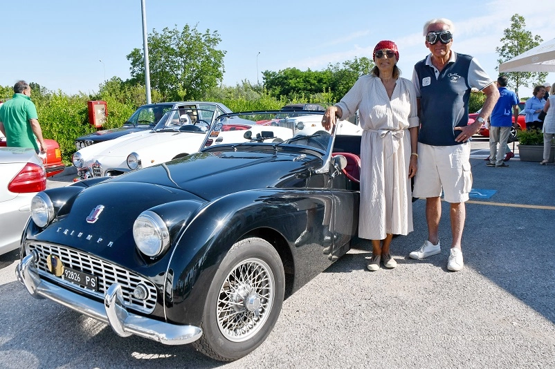 L'on. Filippo Berselli e signora con auto originale della Dolce vit (Foto Concolino)