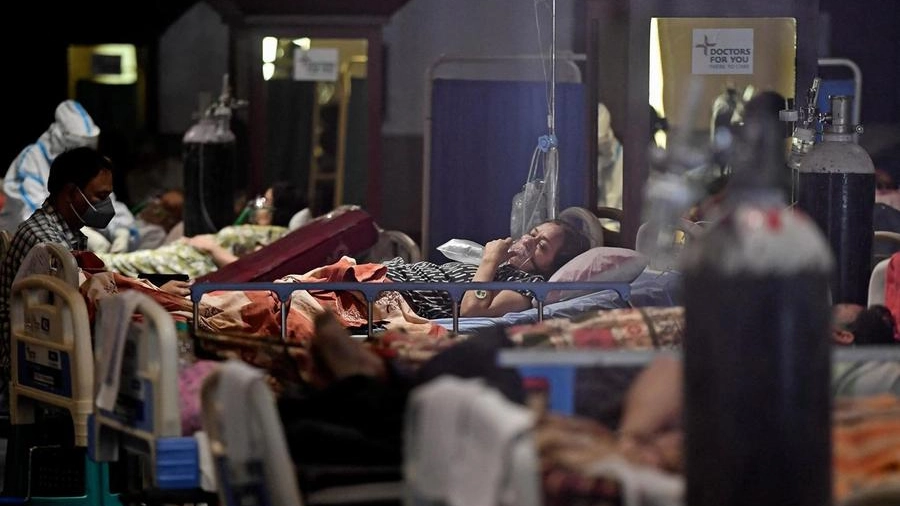 Covid, disastro in India: un ospedale di fortuna (Ansa)