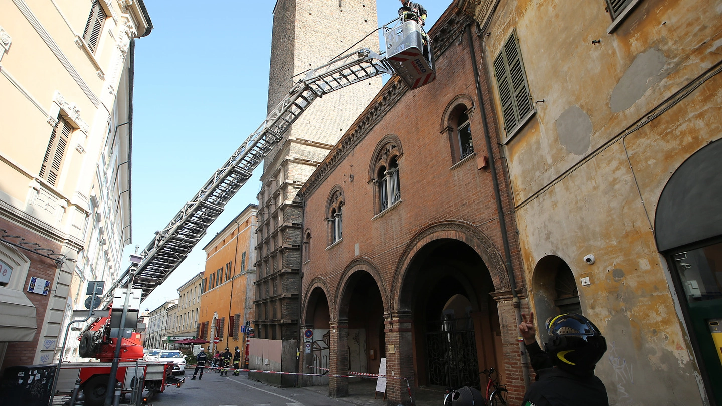 Ravenna, cadono pezzi da Casa Melandri (foto Zani)