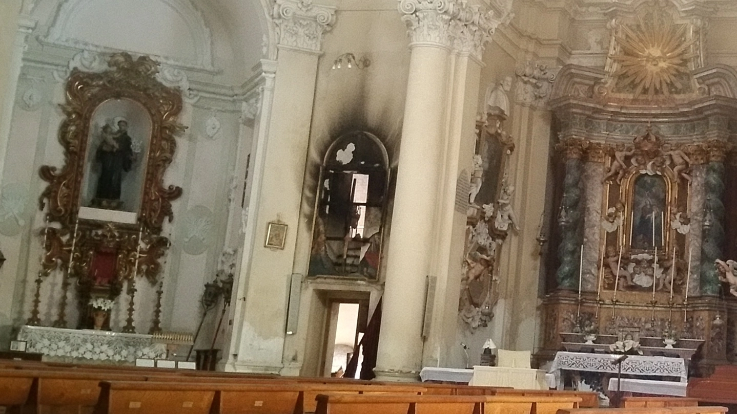 Castel Bolognese, la chiesa di San Francesco danneggiata nell’incendio (Foto Veca)