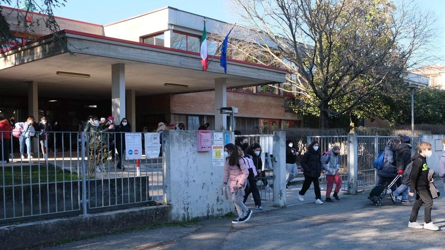 L'ingresso delle scuole medie Carducci di Modena