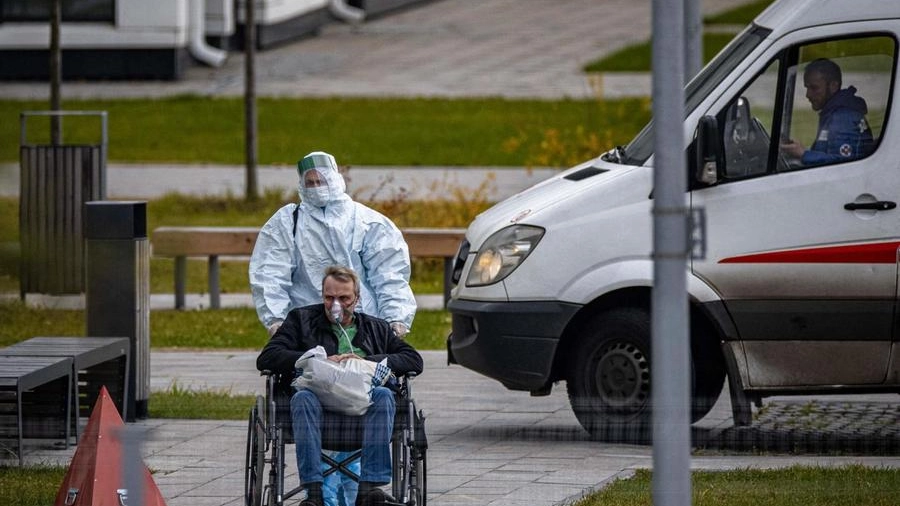 Un operatore sanitario russo con un paziente Covid