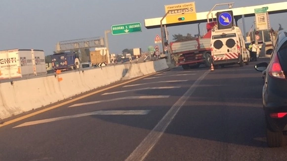 L’incidente nella corsia telepass del  casello autostradale di San Lazzaro di Savena