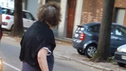 Anziana in strada col bastone