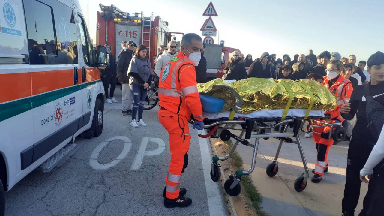 Il ragazzino viene trasportato in ambulanza all'ospedale di Civitanova