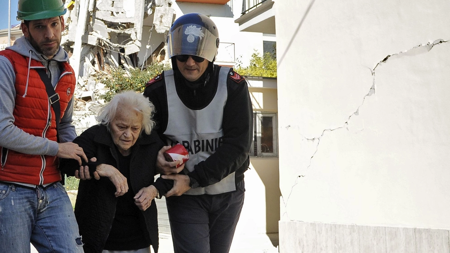 Un'anziana soccorsa a Tolentino (Foto Calavita)