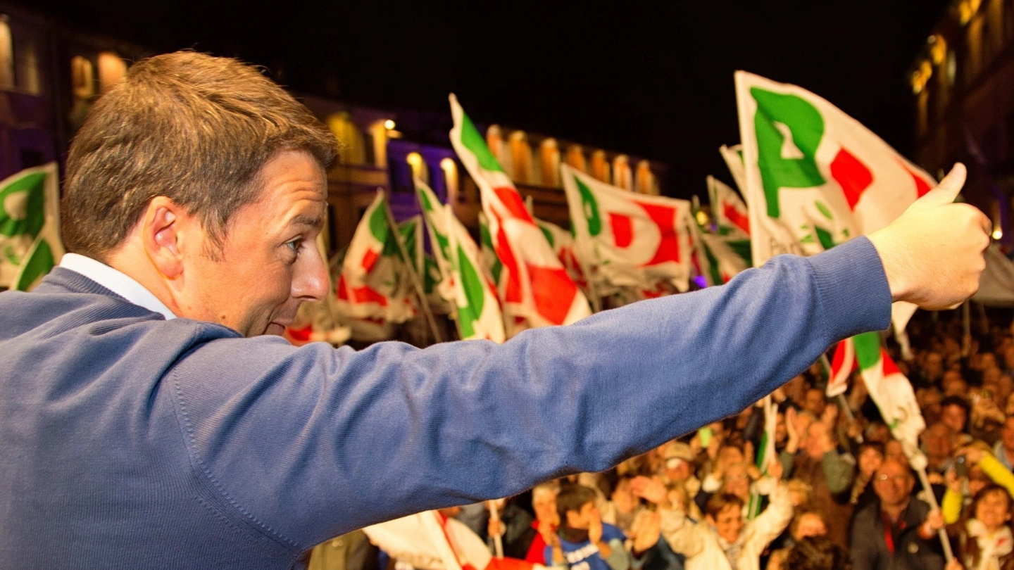 Il premier Renzi al comizio che tenne in una stipata piazza del Popolo colorata di bandiere nel maggio del 2014, per la campagna elettorale del sindaco Lucchi, in vista delle amministrative