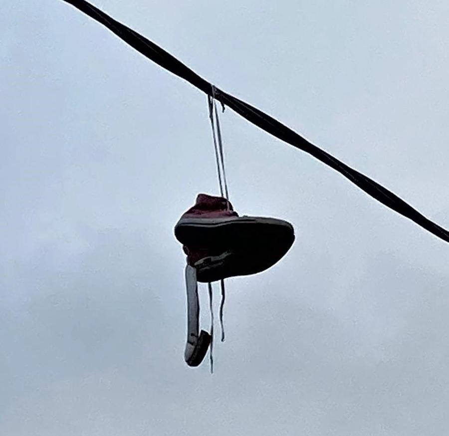Scarpe appese ai fili il fenomeno Shoefiti dilaga a Reggio Emilia