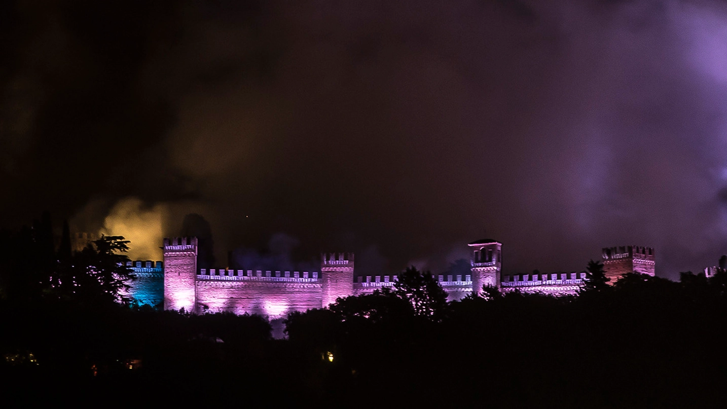 L’assedio al castello di Gradara prima dell’inizio dei fuochi d’artificio (Fotoprint)