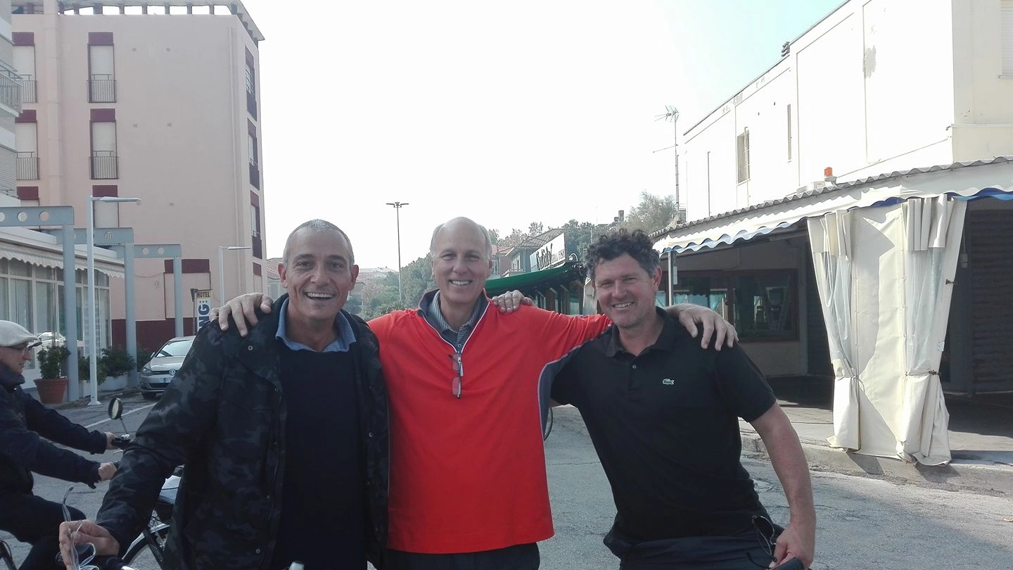 Mike Sylvester con Bigio Calcagnini e Massimo Gattoni sul lungomare di Pesaro