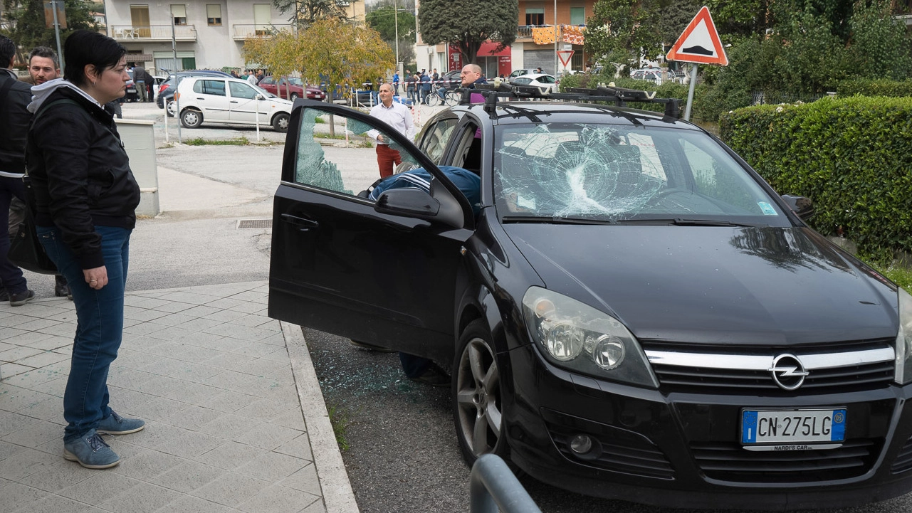 Una delle auto danneggiate a Campiglione (foto Zeppilli)