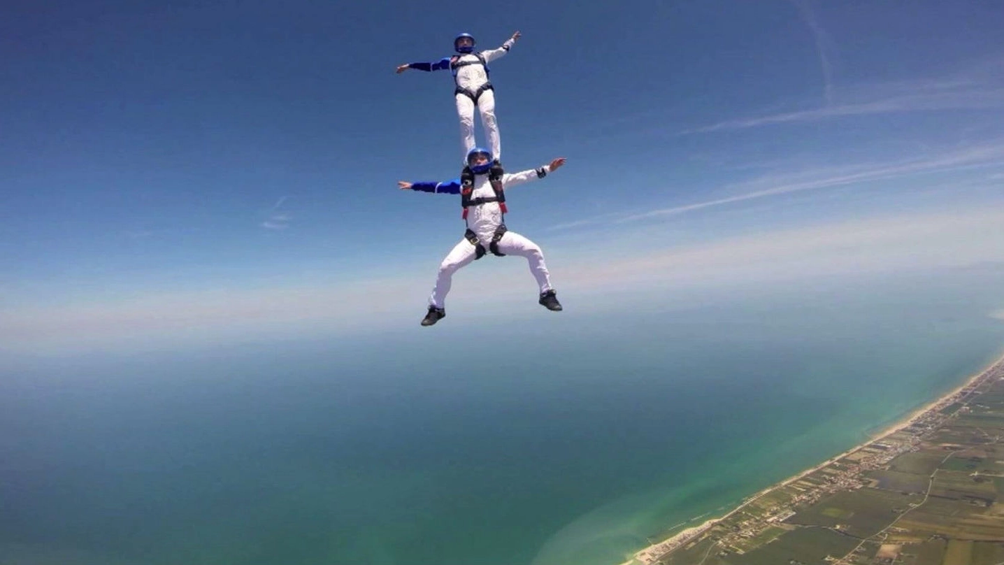 Fano, acrobazie in cielo per i campionati italiani di paracadutismo (Fotoprint)
