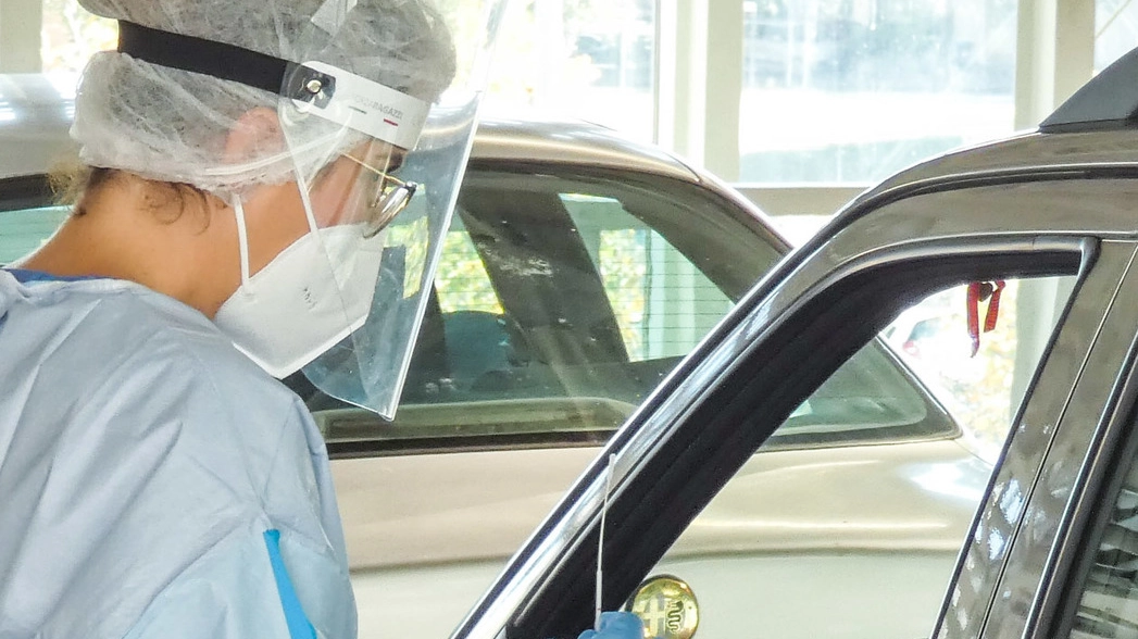Tamponi per Coronavirus in automobile ’Drive Through’ all’ospedale Infermi