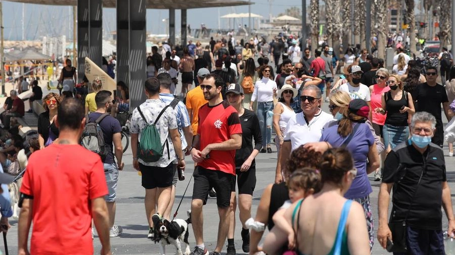 Folla in Israele: pochissimi indossano la mascherina (Ansa)