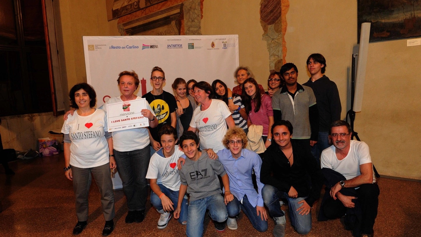 Premio Bologna città civile, un gruppo di volontari (foto Schicchi)