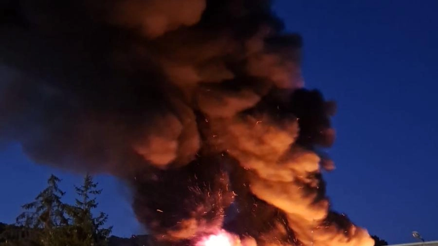 Incendio ed esplosioni in una fabbrica di monopattini di San Benedetto (foto Ercoli)