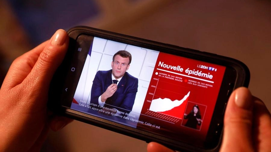 Macron: Francia in zona rossa e scuole chiuse (Ansa)
