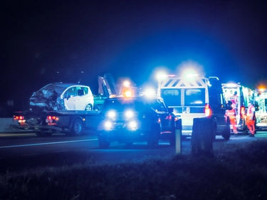Incidente in A4 a Grisignano (Vicenza), sbalzati fuori dall'auto: un morto e un ferito