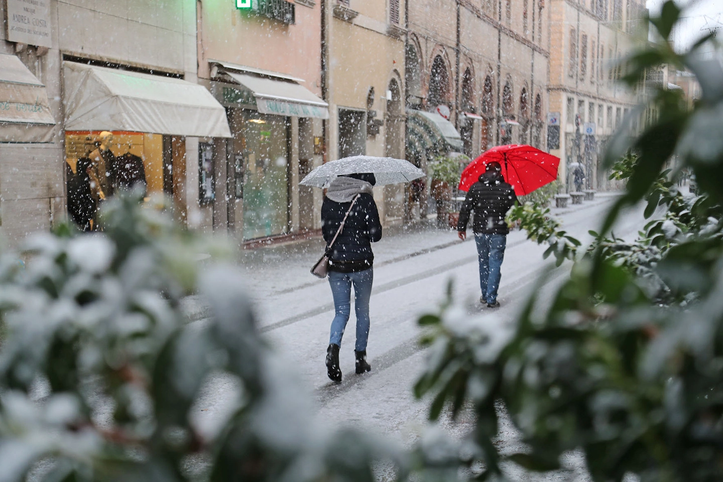 A Imola strade del centro già imbiancate dalla neve (Foto Agnessi)