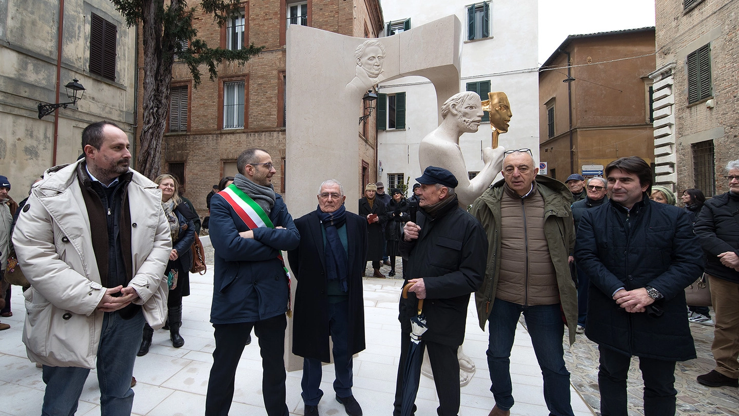 Pesaro, l'inaugurazione della statua di Vangi