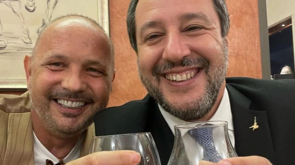 Il leader della Lega Matteo Salvini brinda con l'allenatore del Bologna Sinisa Mihajlovic 