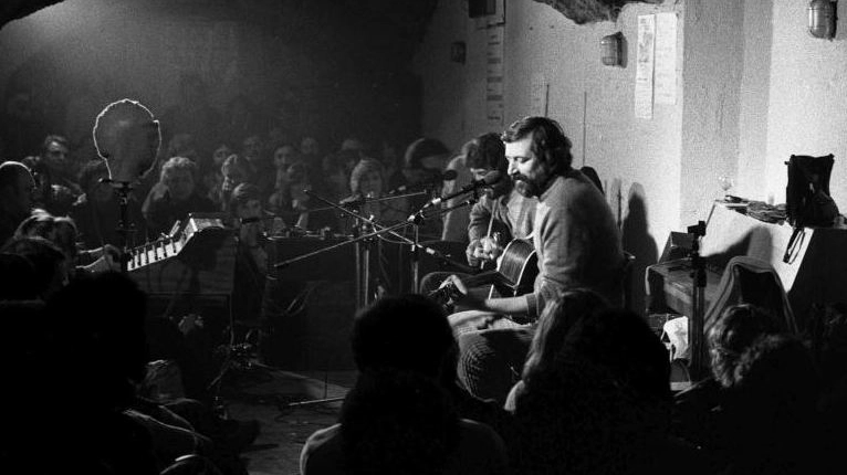 Francesco Guccini in concerto all'osteria negli anni ’70 