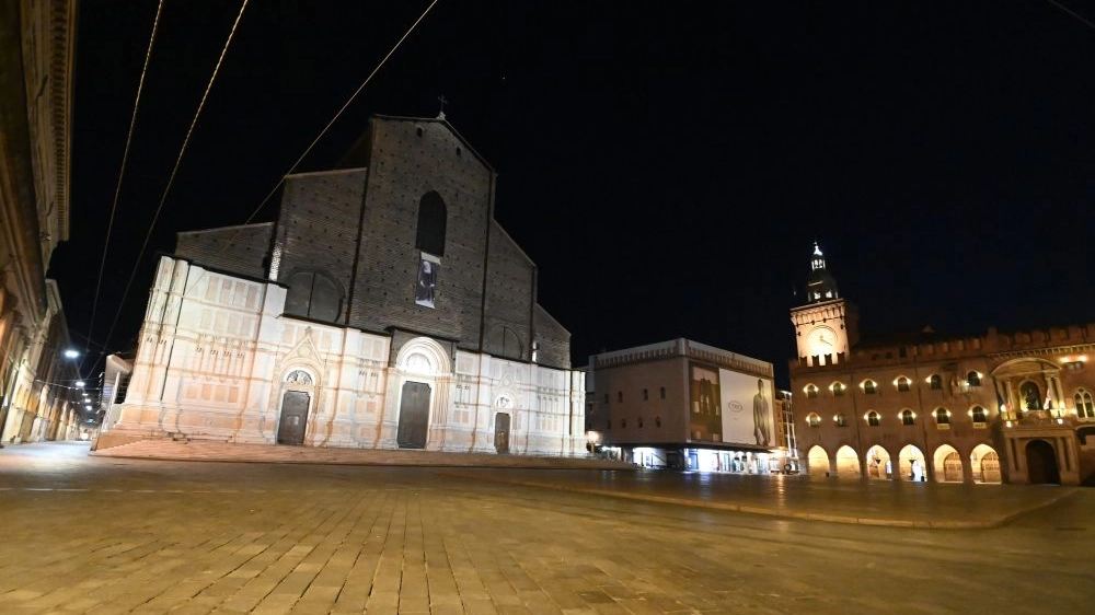 Piazza Maggiore a Bologna deserta (foto Schicchi)