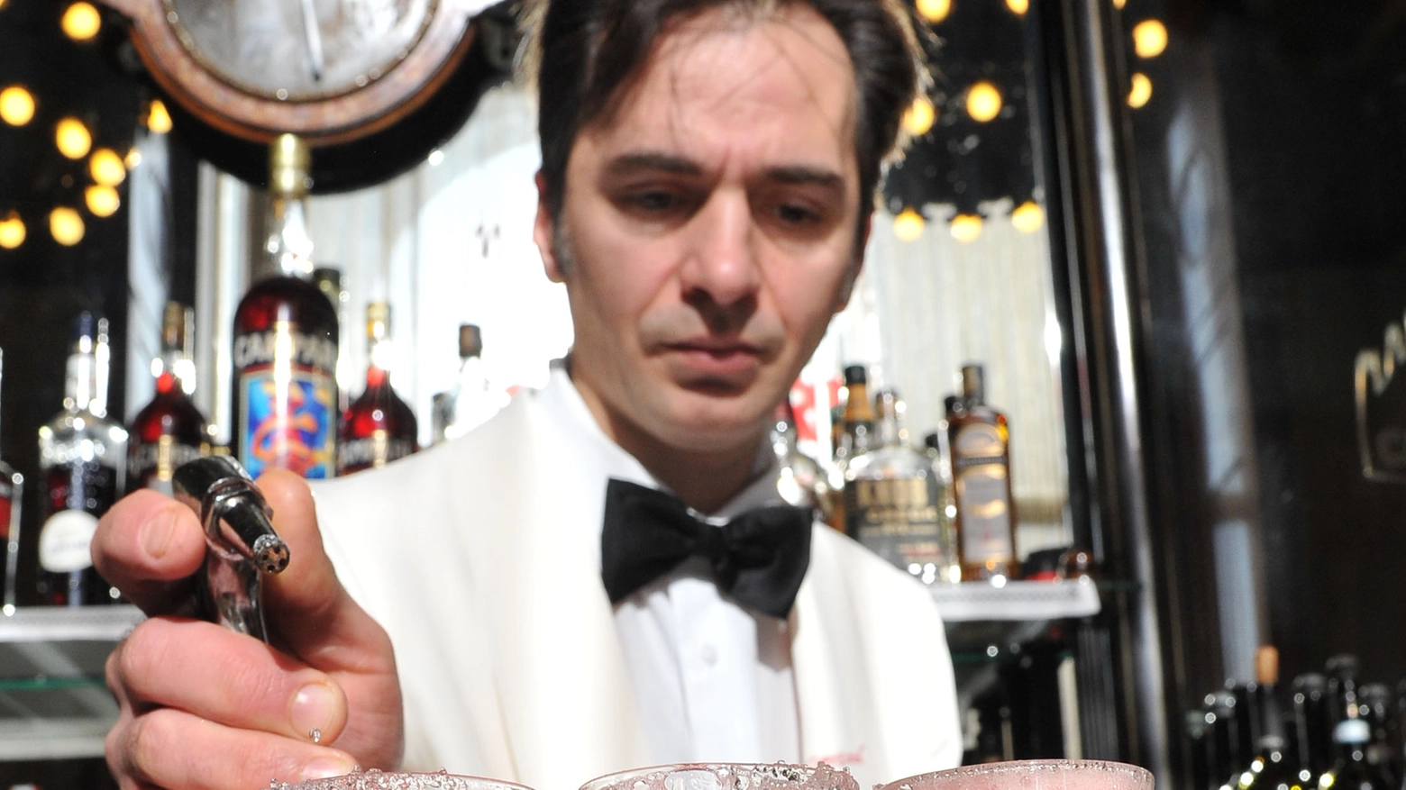 Barman in una foto d'archivio Newpress