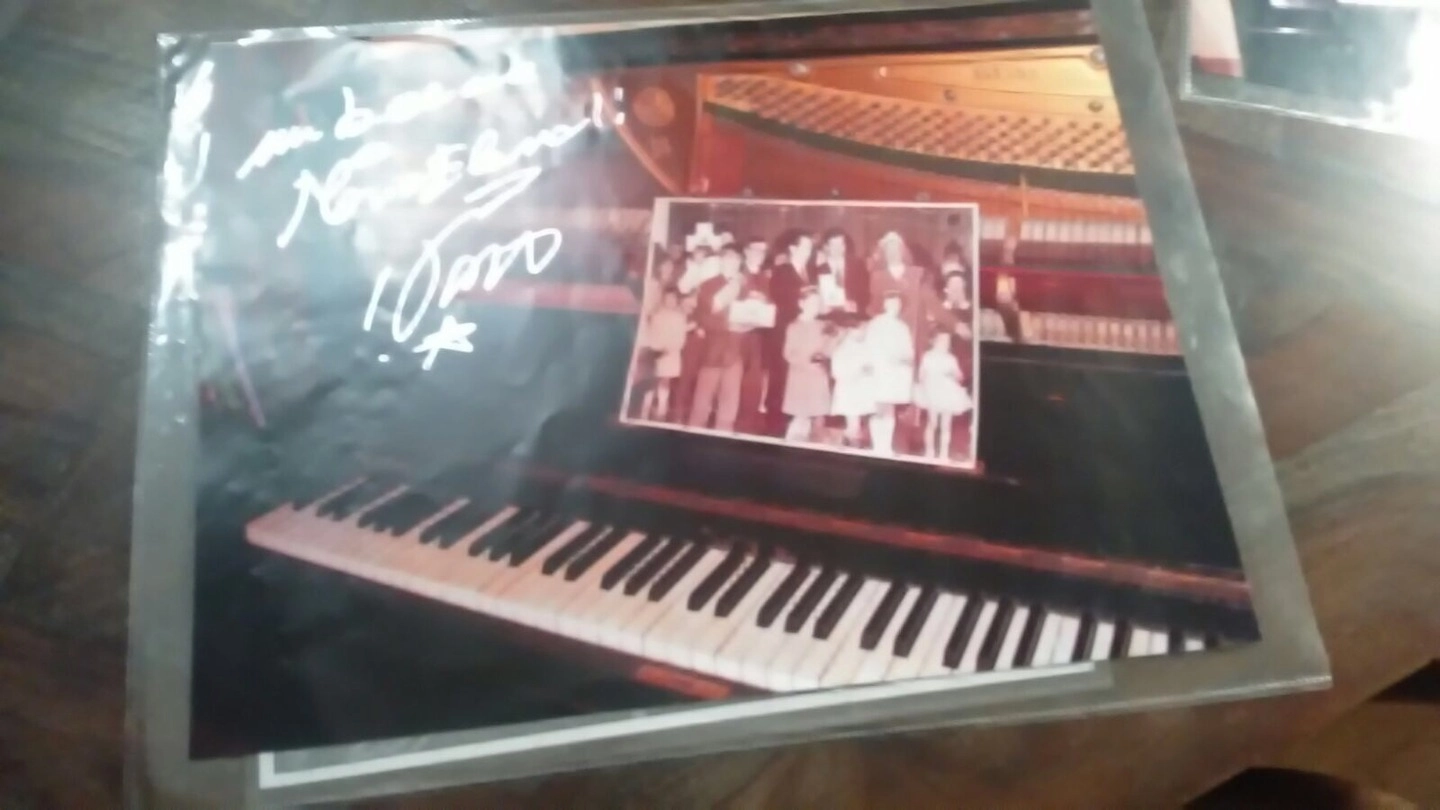 Il primo pianoforte di Vasco Rossi con la foto che ritrae un giovanissimo rocker