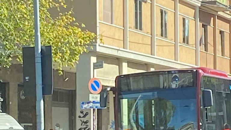 Incidente in via Murri tra un bus e uno scooter