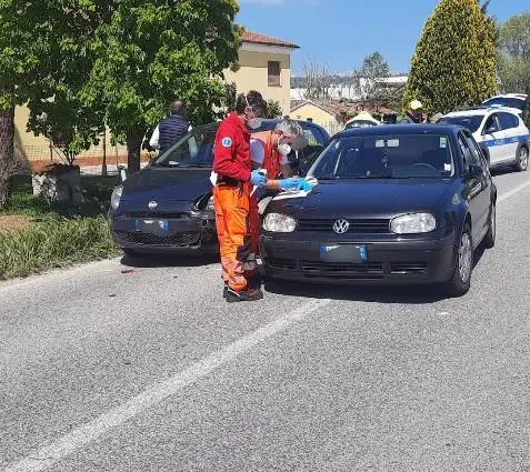 Tamponamento a catena: danni alle auto, conducenti illesi