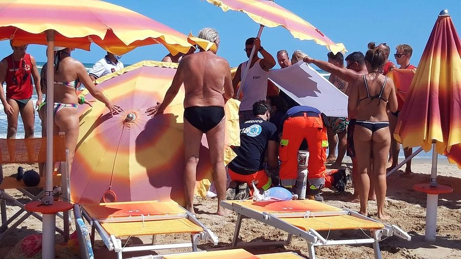 Malore in mare, soccorsi in spiaggia a Pesaro (Fotoprint archivio)
