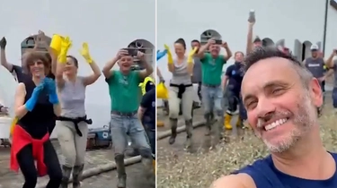 Nek con i volontari dell’alluvione a Forlì: pala e canzoni. Video