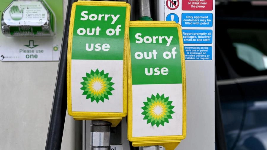 Manca la benzina in Gran Bretagna, benzinai chiusi (Ansa)