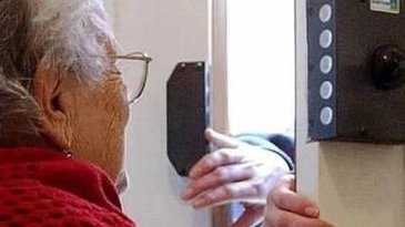 Un’anziana che apre a uno sconosciuto (foto repertorio)