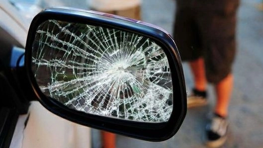Sempre più frequente la truffa degli specchietti ai danni degli automobilisti