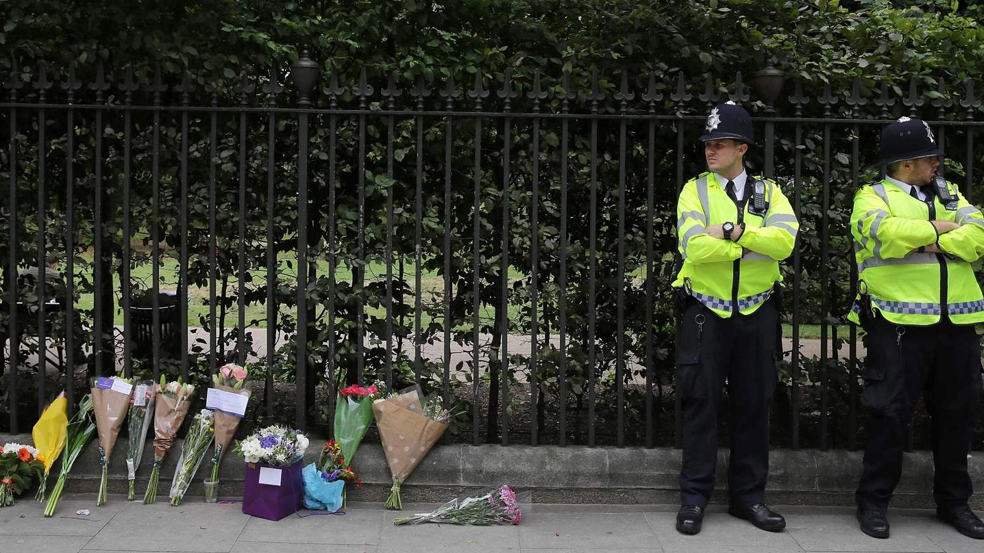 Fiori a Russell Square, a Londra, dove una donna è morta accoltellata (Foto Afp)
