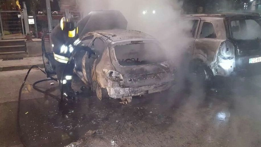 Le auto distrutte dalle fiamme in via Loreto, a Montecosaro Scalo