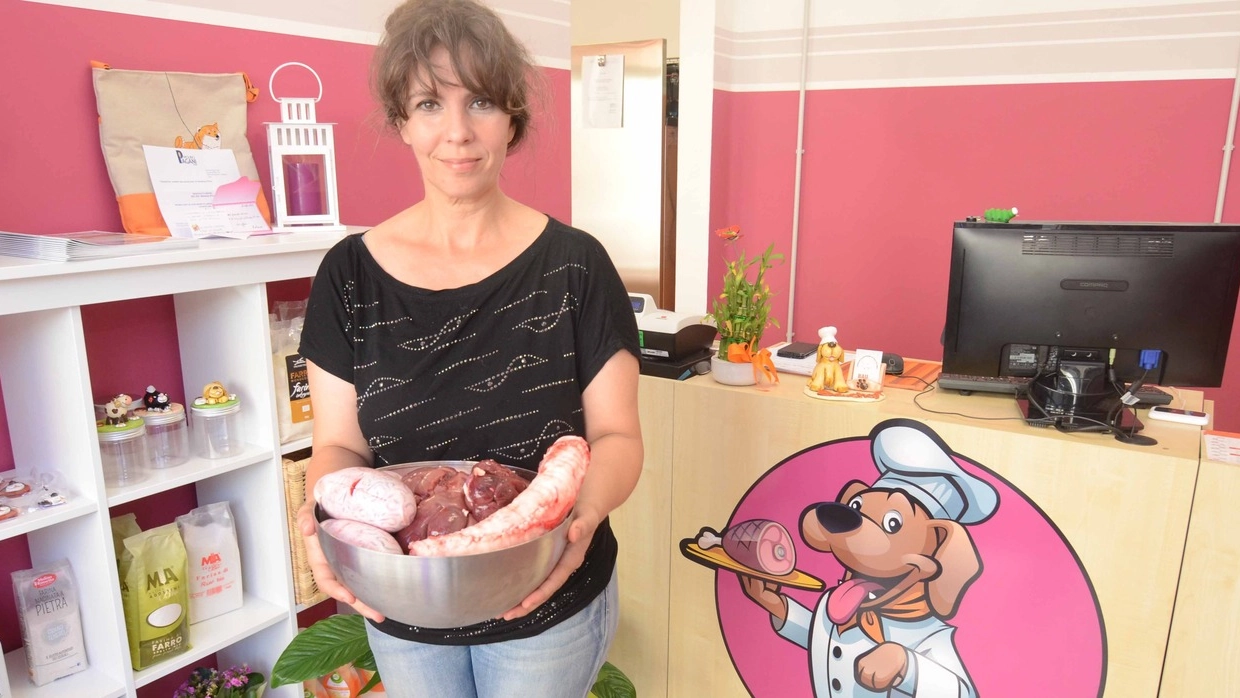 Lo chef dell’originale cucina è Serena Piva, 50 anni rodigina, ex impiegata, ora  la cuoca più amata dai cani della provincia