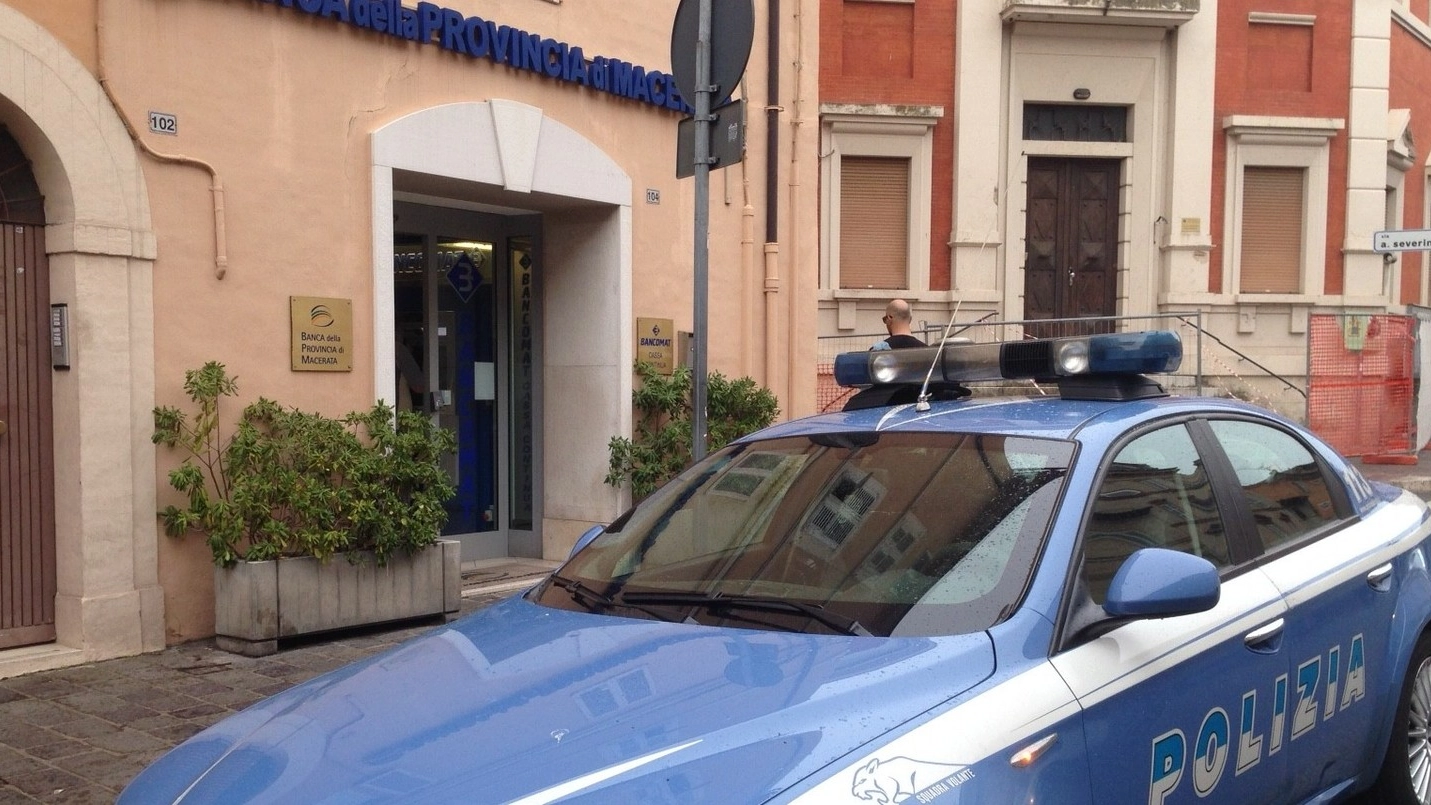 La volante della questura davanti alla banca (foto Pierpaolo Calavita)