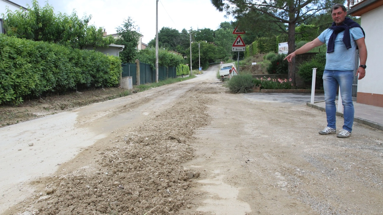 Maltempo nelle Marche, strade invase dal fango (Foto Antic)