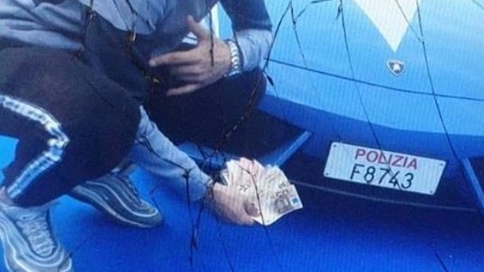 Bologna, selfie con i soldi davanti alla Lamborghini della polizia
