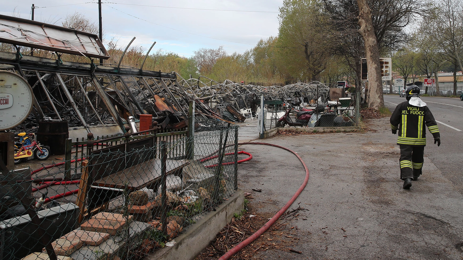 Quello che resta del negozio di via Gagarin distrutto dalle fiamme (Fotoprint)